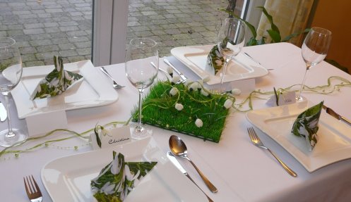 Mustertisch 2 in GRÜN von Tischdeko-online - mit Tischkarten, Gastgeschenken und Tischgirlanden